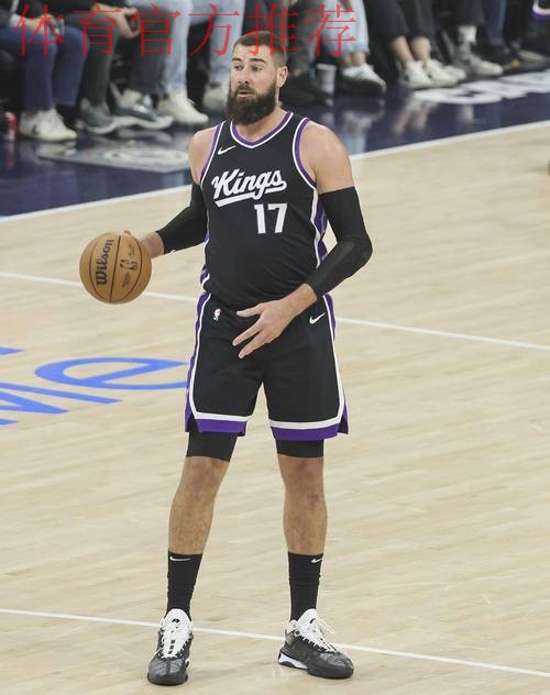 瓦兰丘纳斯高举高打 无视防守投篮命中 瓦兰丘纳斯高举高打 无视防守投篮命中